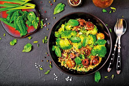 Quinoa salát s houbami a zeleninou