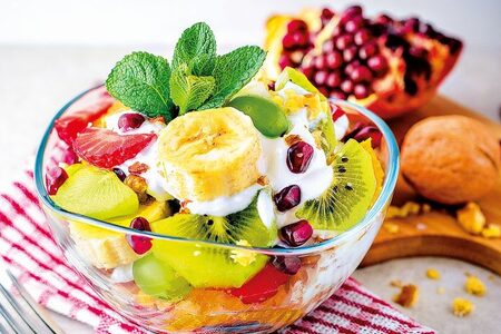 Ovocný salát s jogurtem a ořechy