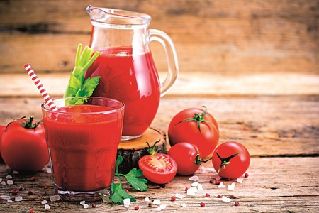 Červený koktejl z rajčat a paprik
