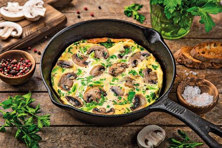 Sýrová omeleta s žampiony a salámem