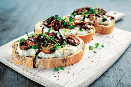 Chlebíčky s bylinkovou pomazánkou a houbami