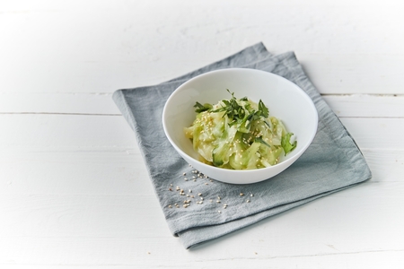 Asijský okurkový salát