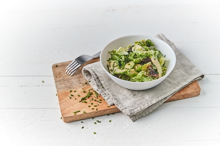 Svěží letní salát s avokádem