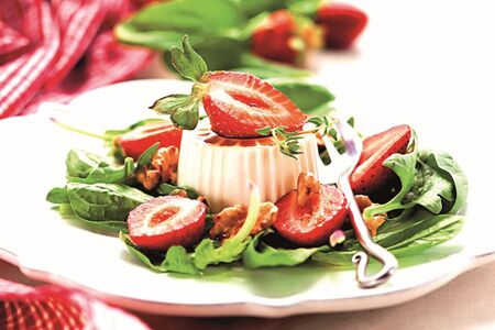 Lehký salát s kozím sýrem