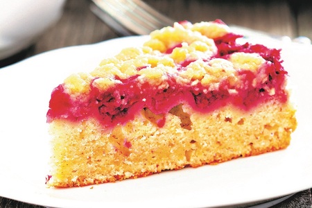 Hrnkový koláč s malinami