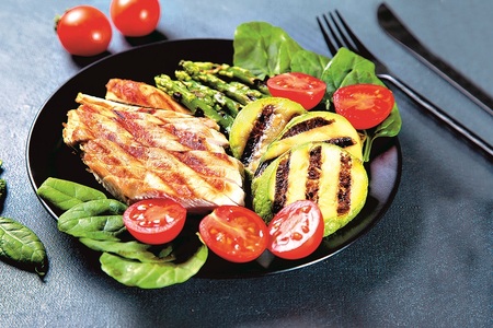 Salát s cuketou a kuřetem