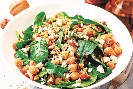 Cizrnový salát se špenátem