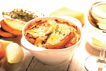 Pivní cibulačka se sýrem