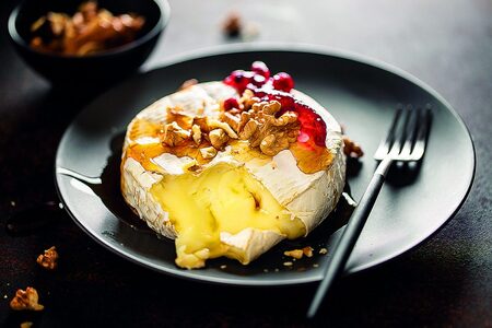 Camembert s brusinkami a rozmarýnem