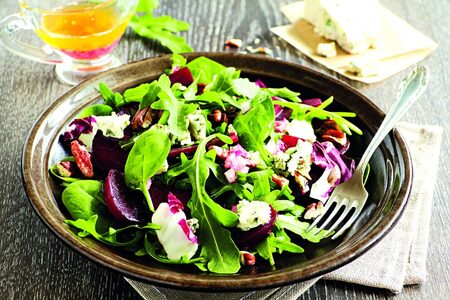 Salát s červenou řepou a modrým sýrem