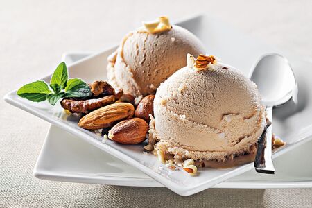 Mandlová zmrzlina s medem a skořicí