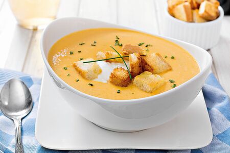 Zeleninový krém s krupicovými nočky