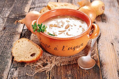 Chlebovo-cibulová polévka