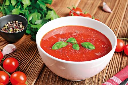 Rajčatová polévka s mozzarellou