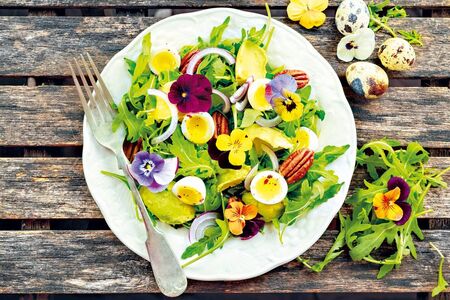 Salát s křepelčími vejci a maceškami