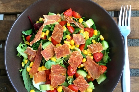 Salát se sušeným masem a sušenými klíčky